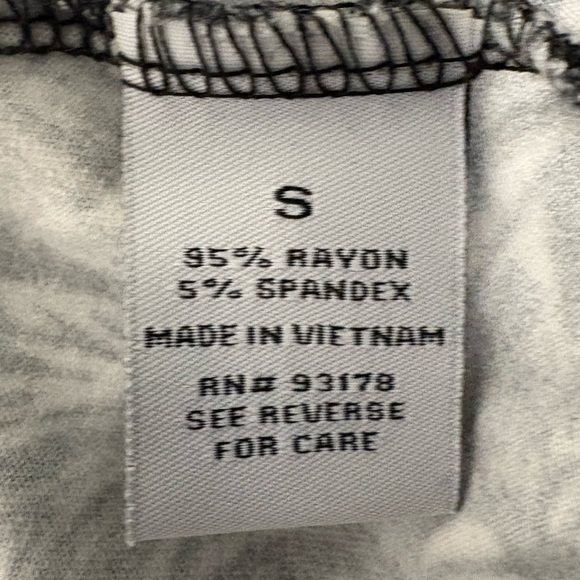 Carmen Marc Valvo Elegant Black and White Leaf Blouse - Picture 4 of 4